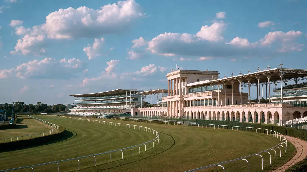 Rennbahn mit internationalen Flaggen im Hintergrund