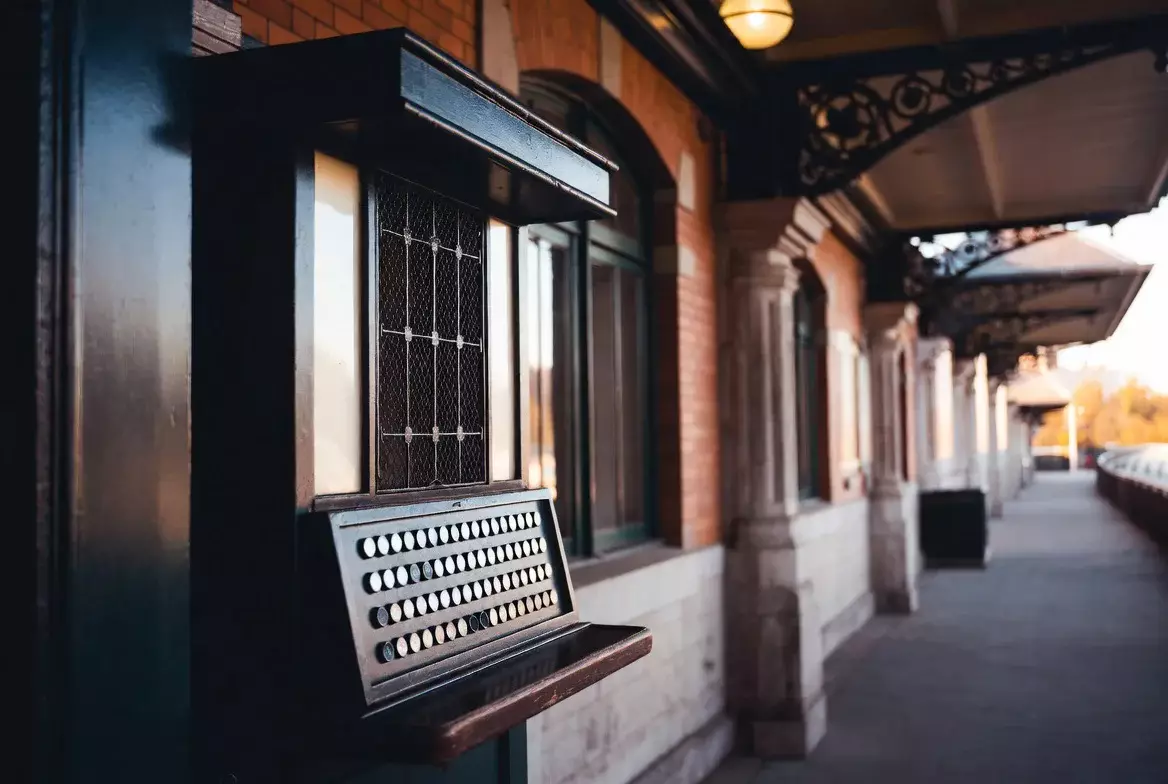 Historischer Totalisator-Schalter an traditioneller Rennbahn